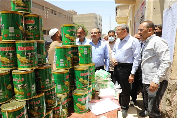 محافظ المنيا يتفقد منفذ بيع السلع الغذائية بأسعار مخفضة بمركز ابوقرقاص