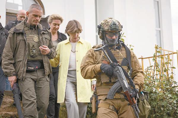 جانب من زيارة وزيرة الخارجية الفرنسية كاترينا كولونا للعاصمة الأوكرانية كييف أمس  