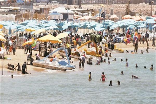 عدد كبير من المواطنين ش للشواطئ هرباً من حرارة الجو