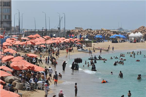 هروب جماعي لشواطئ الإسكندرية بسبب موجة الحر