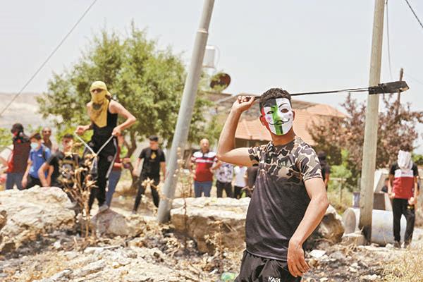 فتى فلسطينى ملثم يشارك فى التصدى لقوات الاحتلال بقرية عوريف جنوب نابلس    