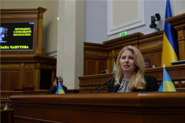 الرئيسة السلوفاكية زوزانا شابوتوفا خلال كلمة ألقتها في البرلمان الأوكراني