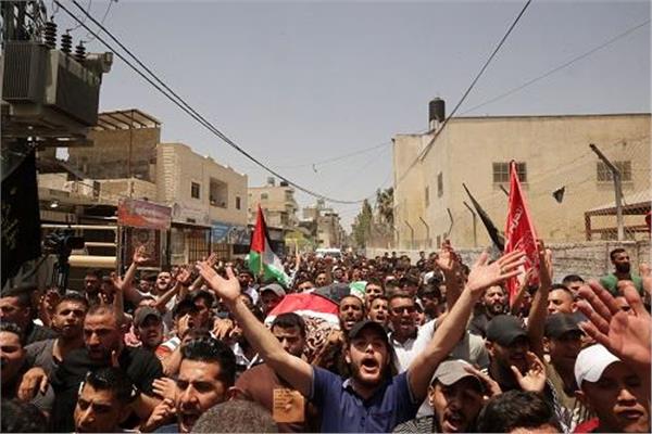 مئات الفلسطينيين يشيعون جثمان الصحفية غفران وراسنة 