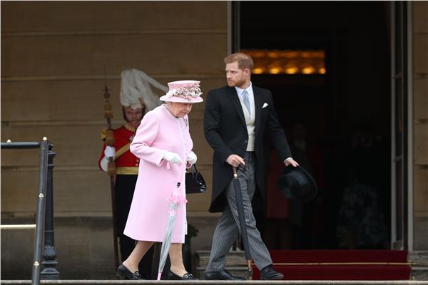 الملكة اليزابيث والأمير هاري