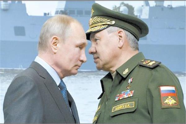 الرئيس الروسى بوتين مع وزير دفاعه سيرجى شويجو