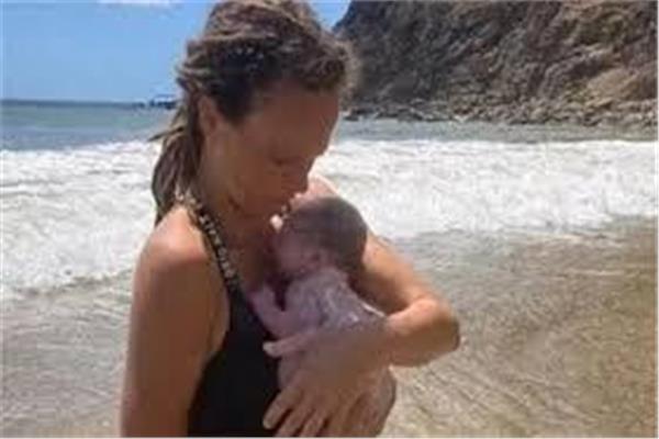 امرأة تذهب إلى مياه المحيط الهادئ لتنجب طفلها بلا مساعدة أحد 