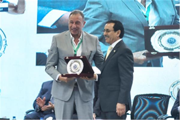 القحطاني يُهدي الخطيب درع المؤتمر العربي الثاني للرياضة والقانون