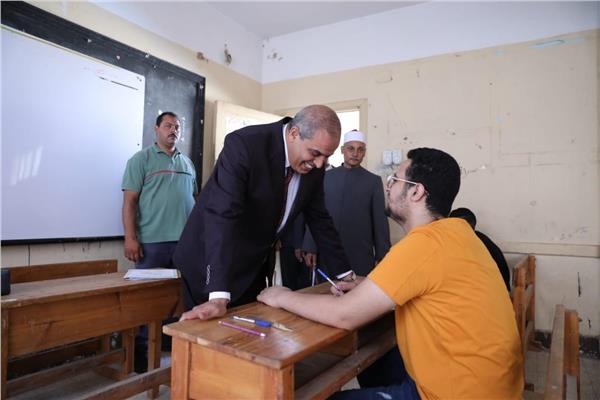 رئيس جامعة الأزهر يتفقد لجنة امتحانات الشهادة الثانوية الأزهرية 