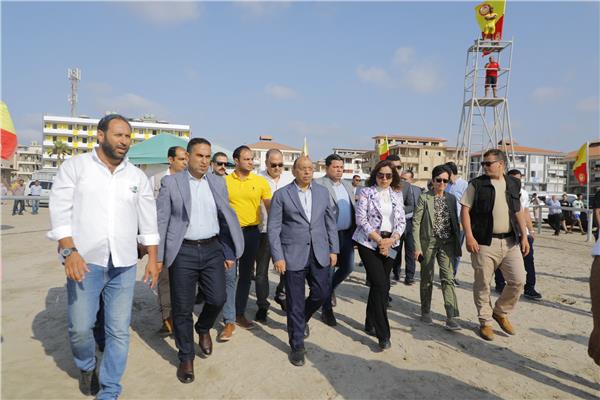 اثناء تفقد وزير التنمية المحلية ومحافظ دمياط استعدادات شواطئ المدينة رأس البر لموسم الصيف