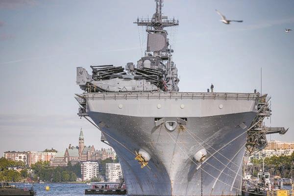 إحدى السفن الحربية التابعة للناتو لحظة وصولها العاصمة السويدية ستوكهولم  «صورة من الانترنت»