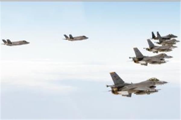 صورة نشرتها وزارة الدفاع الكورية الجنوبية تظهر طائرات أمريكية وكورية جنوبية 
