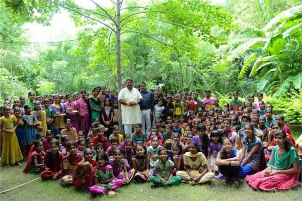قرية هندية تزرع شجرة مع ولادة كل فتاة