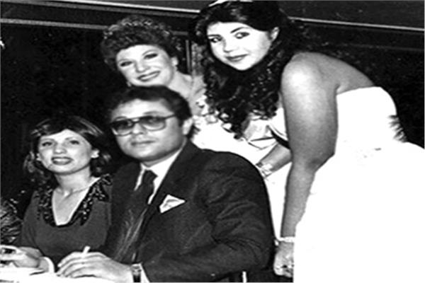 محمود عبد العزيز مع زوجته الأولى والثانية بحضور شويكار