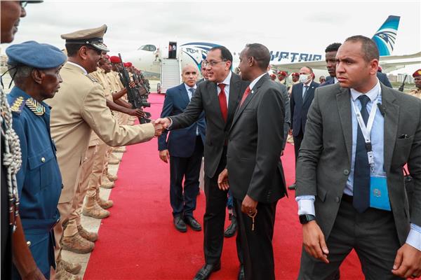 صورة من وصول رئيس الوزراء المصري إلى الصومال