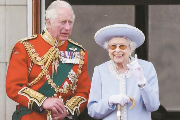 الملكة إليزابيث والأمير تشارلز                      «صورة من الإنترنت»