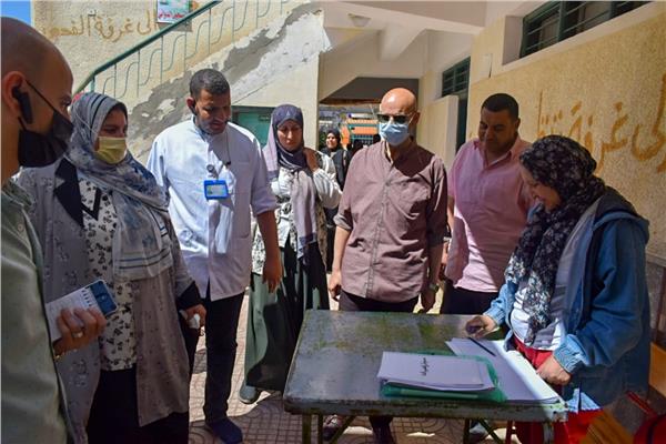 وكيل وزارة الصحة بالشرقية يتفقد القافلة العلاجية بقرية الفرايحة  