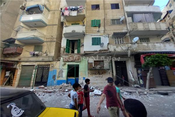 إصابة شخص إثر انهيار شرفة عقار بحي الجمرك بالإسكندرية