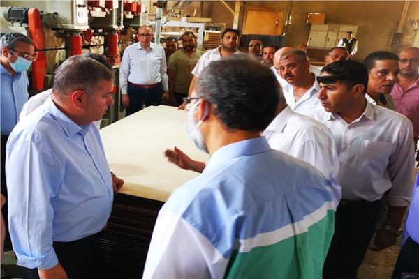 وزير قطاع الأعمال العام يتفقد مصانع شركة طنطا للكتان والزيوت