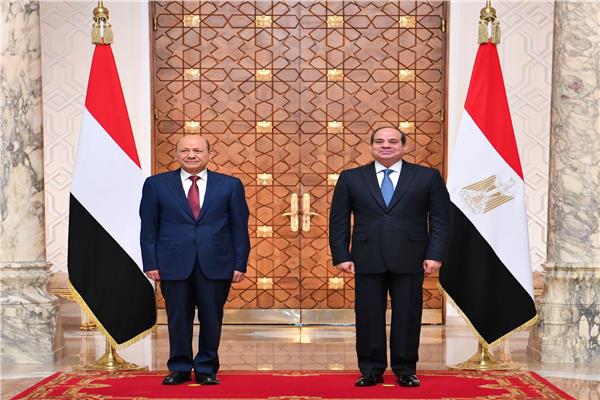 الرئيس السيسي خلال استقباله رئيس مجلس القيادة الرئاسي بالجمهورية اليمنية اليوم