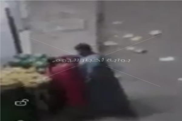 لقطة من  فيديو لبائع يتحرش بطفلة في أسيوط