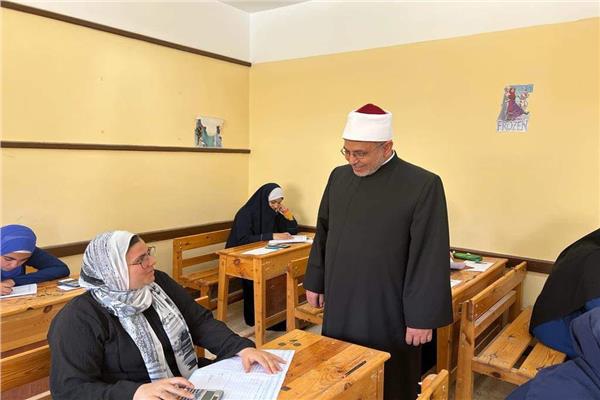 رئيس قطاع المعاهد الأزهرية يتفقد لجان امتحانات الثانوية بالجيزة 
