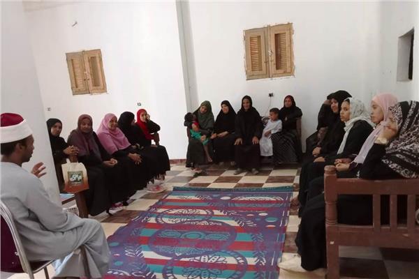 تنظيم 18 جلسة توعوية إستهدفت 864 سيدة ورجل داخل قرى حياة كريمة بأسوان