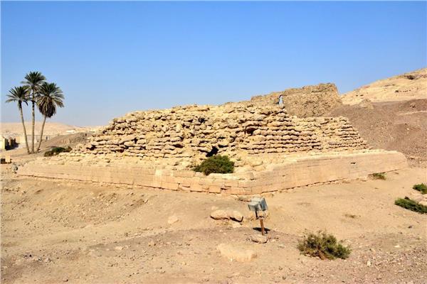 زاوية الموت.. هنا «حبنو» أقدم الأهرمات المصرية في الصعيد