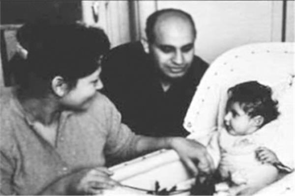 د.يحيى المشد مع زوجته وطفلته الأولى