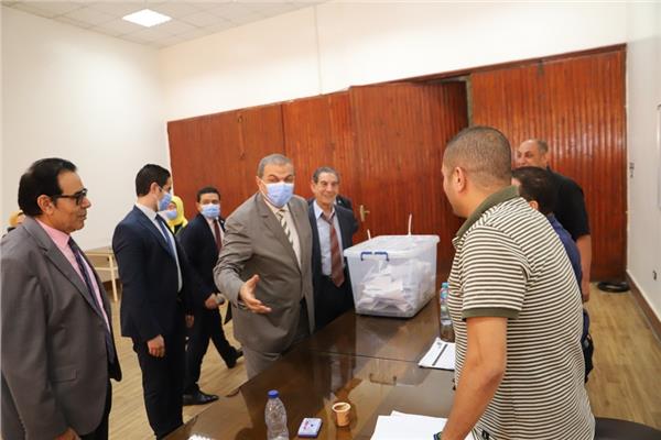 وزير القوى العاملة خلال تفقده الاقتراع السري للانتخابات