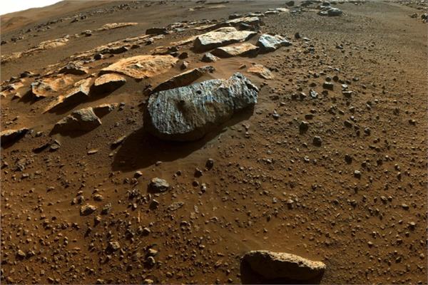 جسم لامع على سطح المريخ