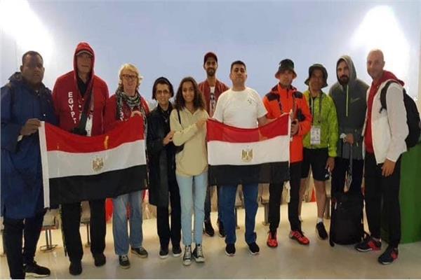الفائزين ببطولة ألعاب القوى  يقدمون درع البطولة للسفيرة المصرية  بموريشيوس
