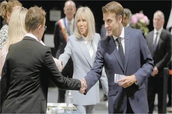 الرئيس الفرنسي وزوجته لدى وصولهما للإدلاء بصوتهما فى الانتخابات