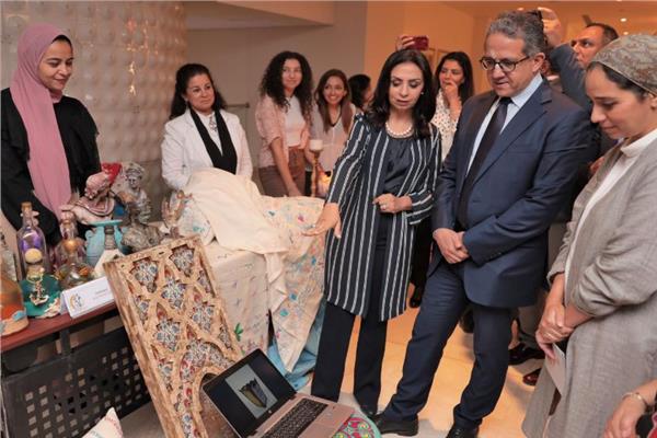  وزير السياحة والآثار أثناء تفقده معرض المنتجات الفندقية للمرأة المصرية    