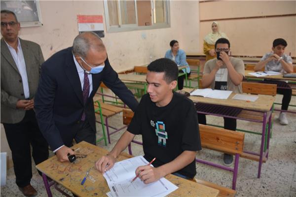 محافظ القليوبية يتفقد لجان امتحانات اليوم الاول للثانوية العامة  بمدن بنها وطوخ