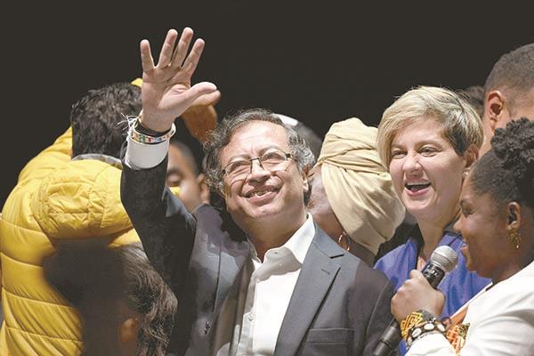 جوستافو بيترو يحتفل وسط أنصاره بعد فوزه بالانتخابات      