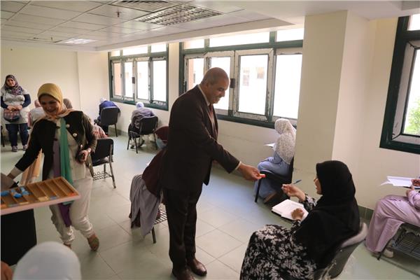الدكتور محمد المحرصاوي خلال تفقده لجان امتحانات معهد التمريض للطالبات بمدينة نصر