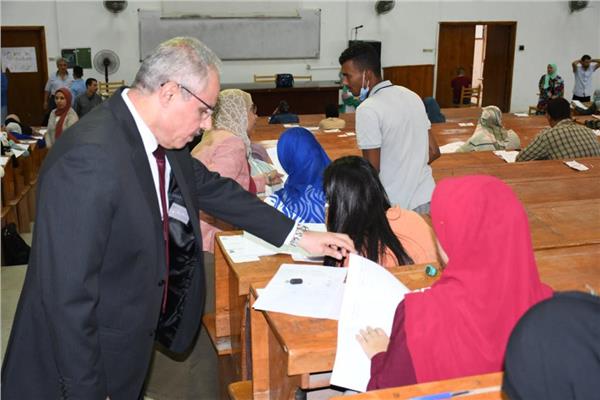 الدكتور ناصر مندور رئيس جامعة قناة السويس يتفقد سير الأمتحانات