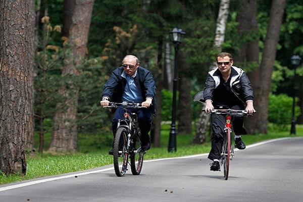 بوتين خلال قيادته لدراجته