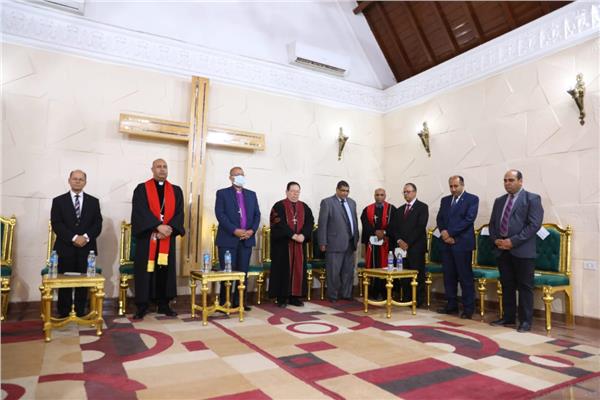 رئيس الإنجيلية ومحافظ الإسماعيلية يشهدان رسامة قس للكنيسة