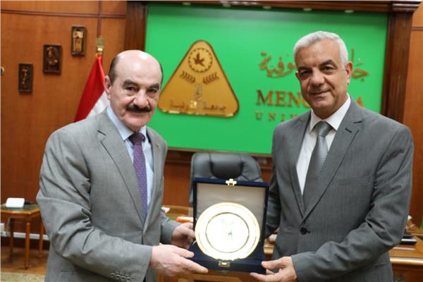 رئيس جامعة المنوفية يهدي درعا لقنصل عام دولة فلسطين