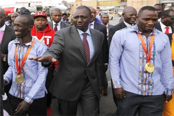 وليام روتو نائب الرئيس الكيني والمرشح الرئاسي مع انصاره