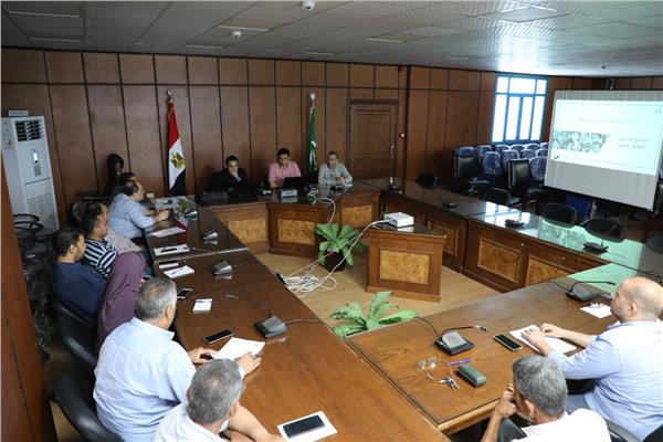 محافظ المنيا خلال لقائه بوفد برنامج التنمية المحلية بصعيد مصر