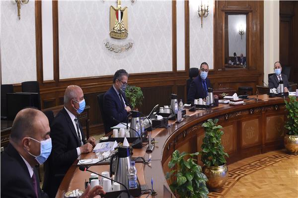 د.مصطفى مدبولي  اثناء الاجتماع  بحضور  وزير السياحة والآثار، و وزير المالية