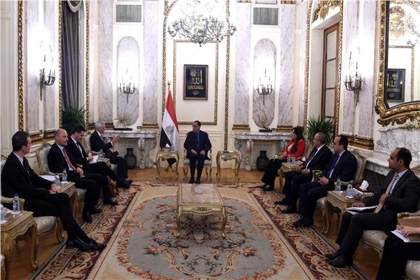 رئيس الوزراء يلتقي السفير الفرنسي لدى مصر