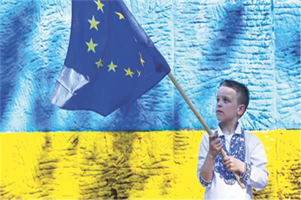 طفل يحمل علم الاتحاد الأوروبى 