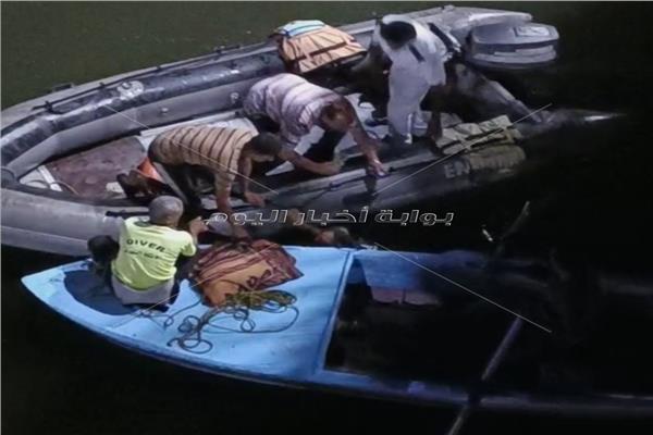 قوات الانقاذ النهري اثناء انتشال جثة شاب من النيل