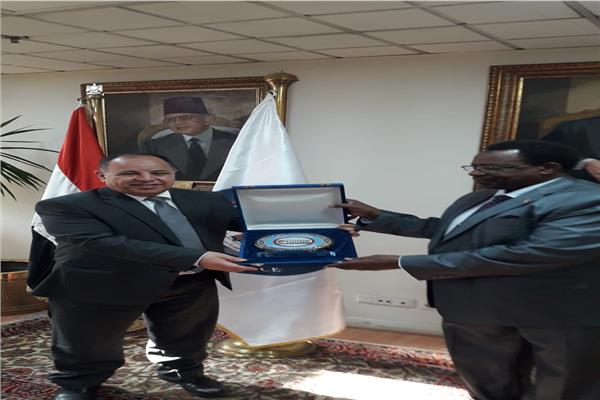 وزير المالية خلال لقائه مع محمد على مصطفى أمين عام ديوان الضرائب السودانية