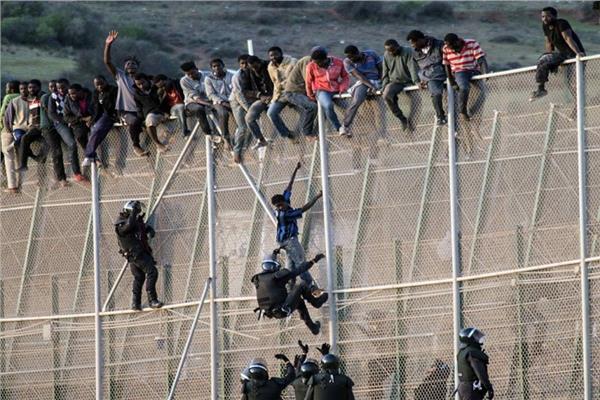المهاجرين يقتحمون السياج الحدودي