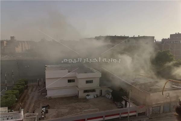 اخماد حريق  داخل مصنع الجيلاتى بفيصل