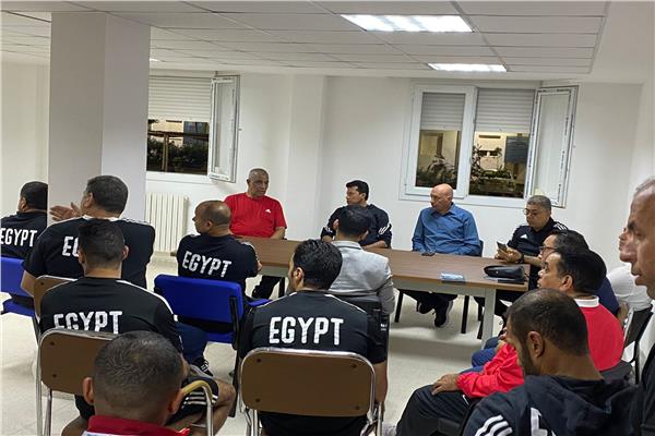 وزير الرياضة يجتمع ببعثة مصر في الجزائر 